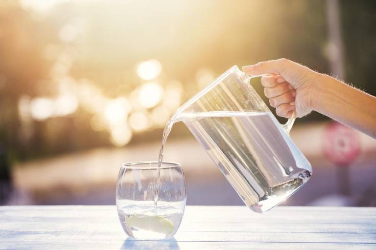 Uống nhiều nước - Cách chữa yếu sinh lý nam tại nhà không cần thuốc