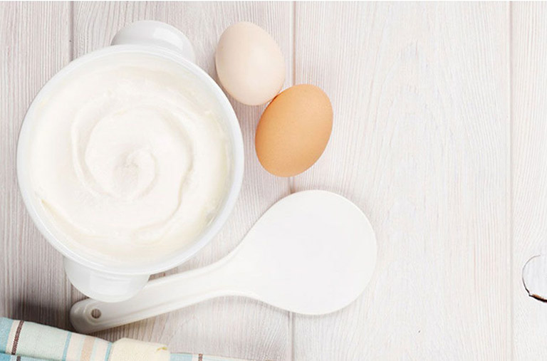 Công thức lòng trắng trứng và sữa chua chữa dị ứng da mặt