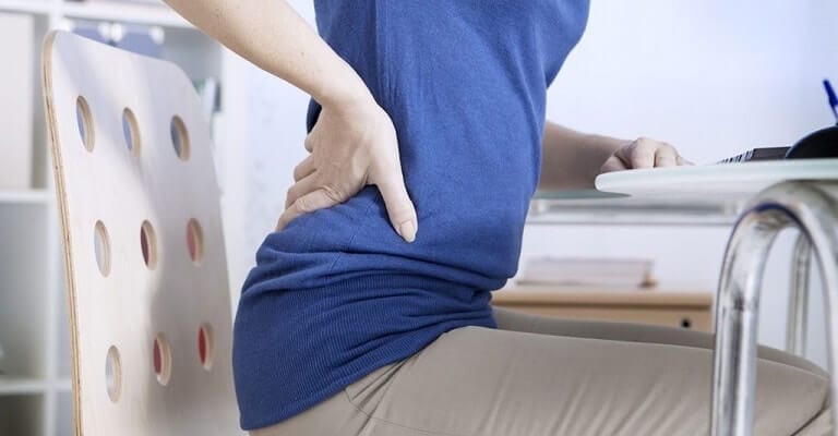 Đau vùng thắt lưng là triệu chứng thường gặp nhất ở người đau lưng