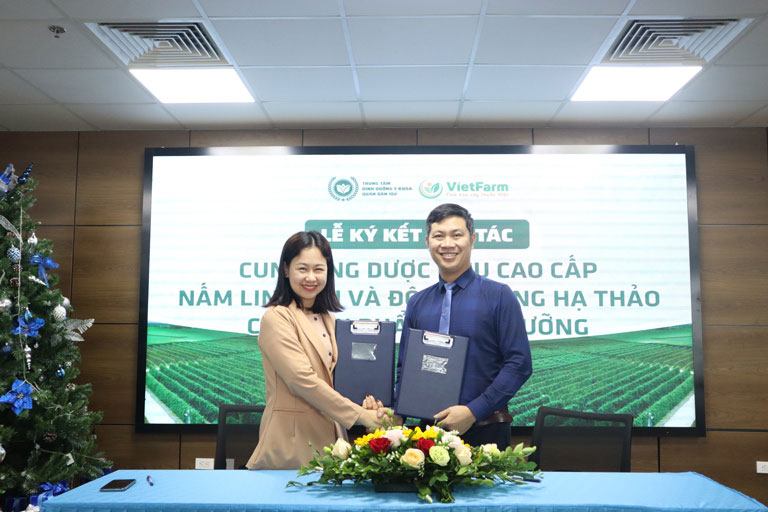 Đại diện Trung tâm dinh dưỡng Quân Dân 102 ký kết với GĐ Vietfarm - ông Nhâm Quang Đoài