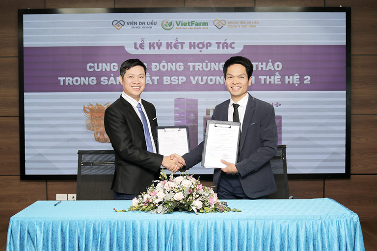 Lễ ký kết hợp tác giữa Đông trùng hạ thảo Vietfarm và Trung tâm da liễu Đông Y Việt Nam