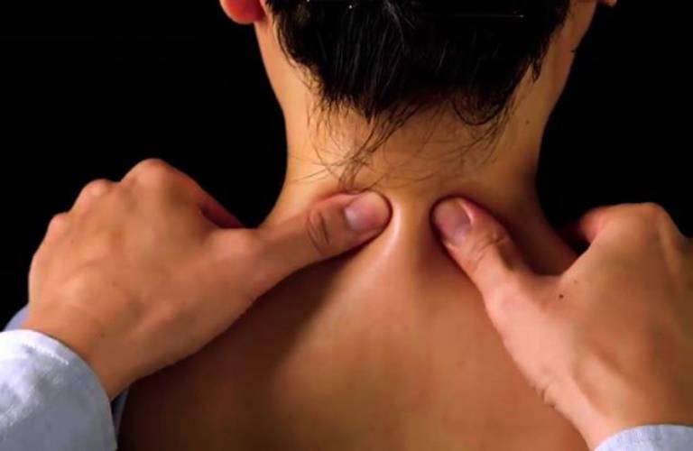 Bấm huyệt giúp cải thiện cơn đau lưng và cổ