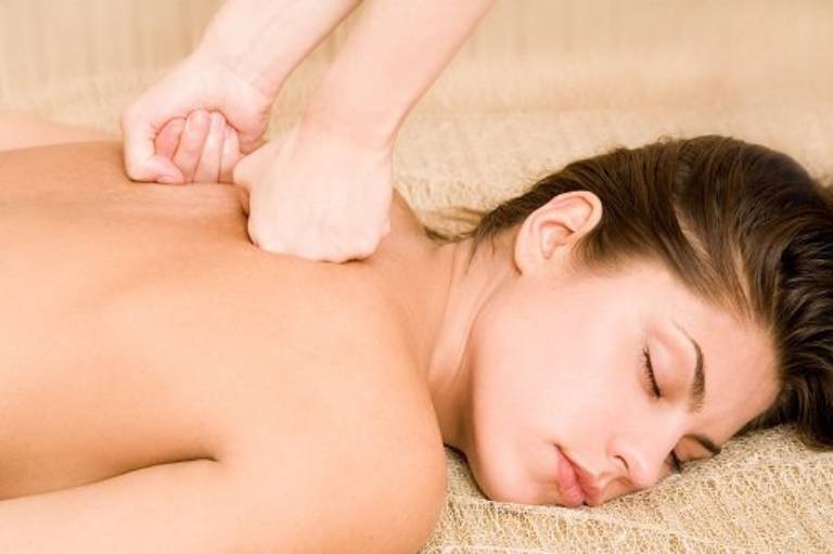 Massage lưng trên để làm dịu cơn đau