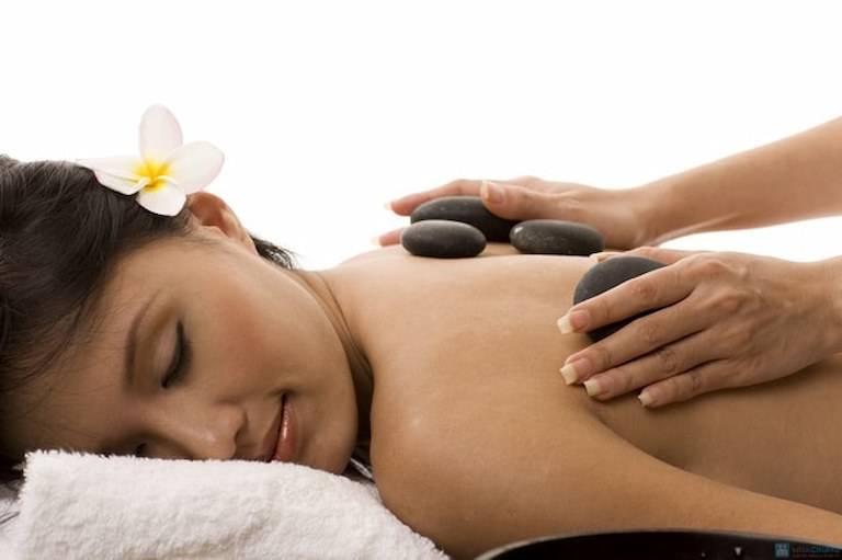 Cách massage lưng bằng đá cuội ấm giúp giảm đau