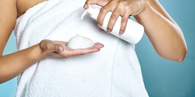 Hướng dẫn dùng nước rửa phụ khoa gội đầu trị nấm da đầu 
