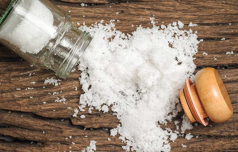 Công dụng của muối trong điều trị viêm nang lông