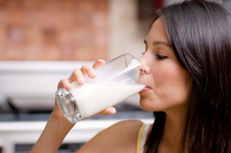Người bị gout có nên uống sữa không?